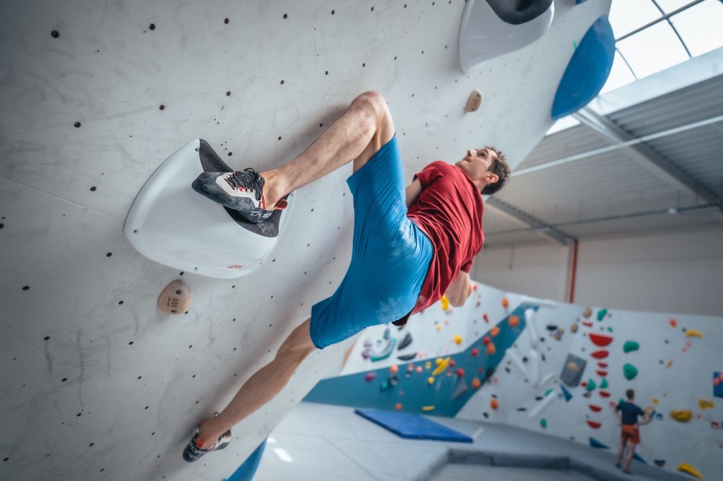 Heel down: the heel weighted on a volume to pull the body into the wall.